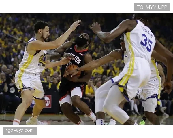 拉人犯规判罚细节拆解：裁判如何判断动作界限？