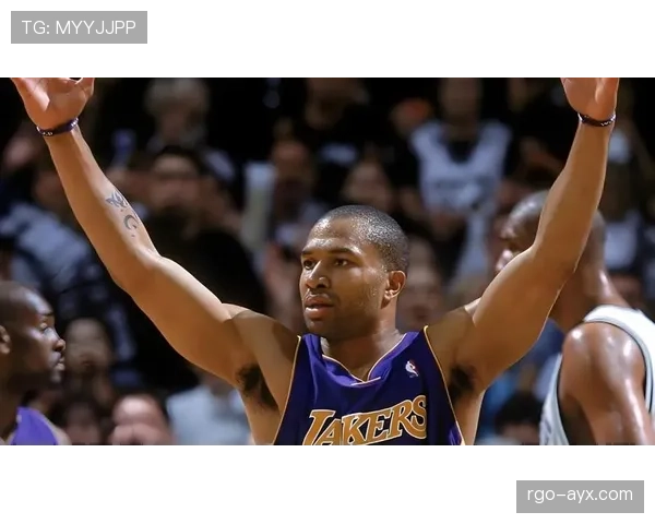 费舍尔无球跑动改变防守布局，关键回合主导湖人进攻节奏