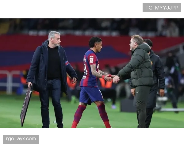 拉菲尼亚家的冰箱里塞满了能量饮料，连矿泉水都得排队